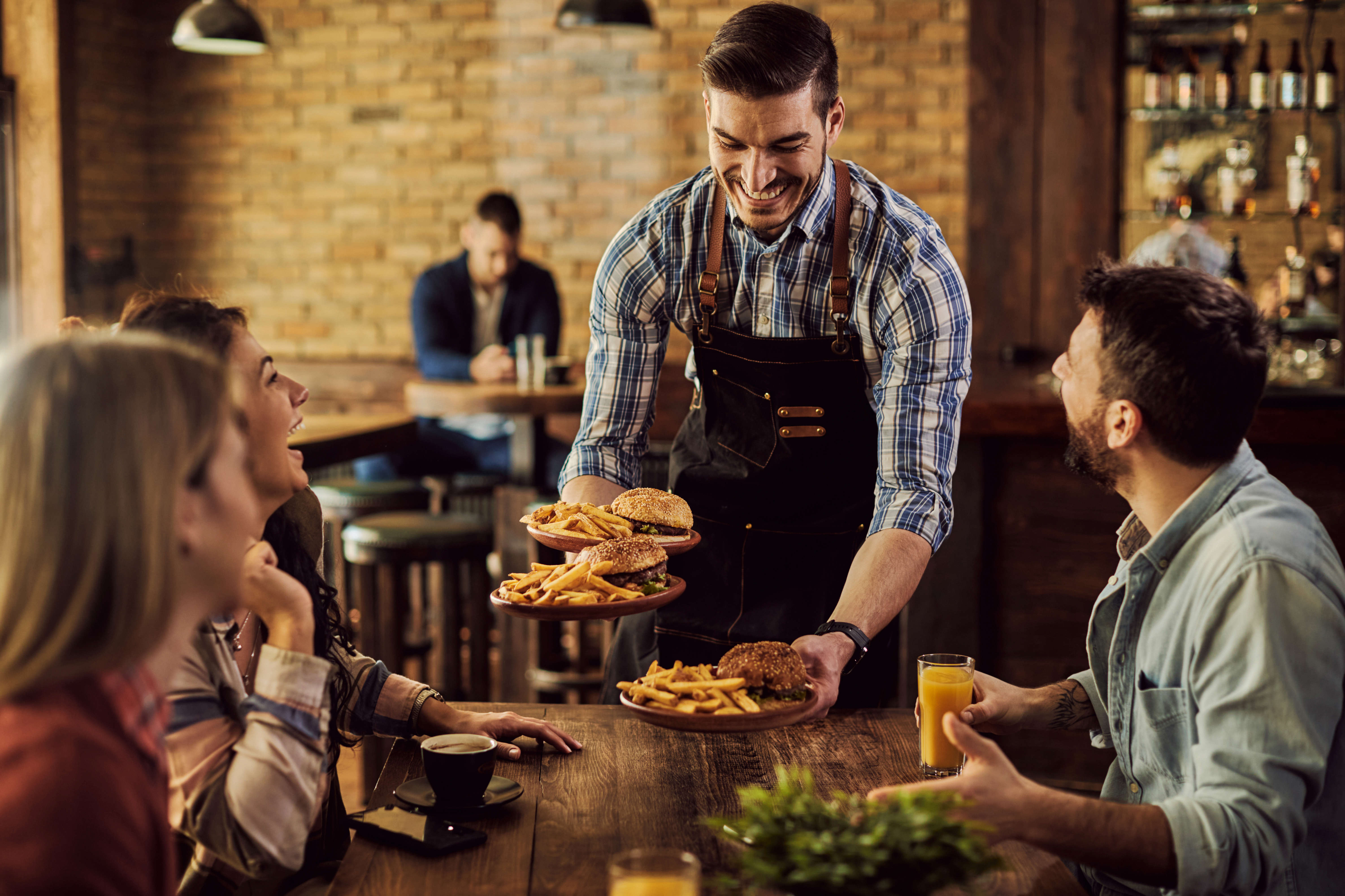 Ambiente de um restaurante que usa o sistema próprio de pedidos